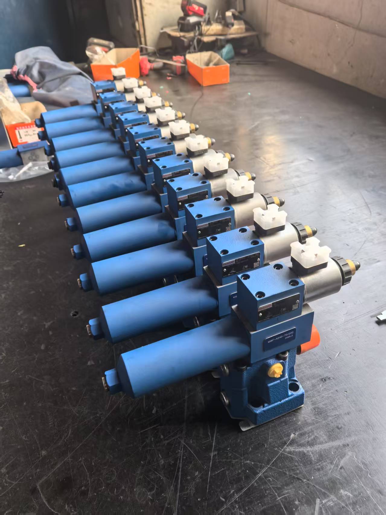 精密检测仪器设备，白色外壳，数字显示屏，实验室环境背景，体现高精度测量能力